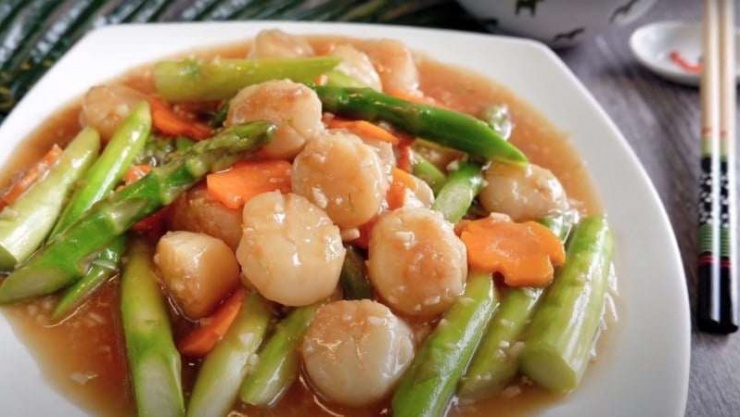 Cồi sò điệp được biết đến là loại thực phẩm quý giá và giàu chất dinh dưỡng tốt cho sức khỏe. Nay cồi sò điệp béo thơm, đậm đà hương vị được xào cùng cà rốt giòn ngọt, măng tây mềm ngon sẽ giúp gia đình bạn có 1 bữa ăn bổ dưỡng, lạ miệng.