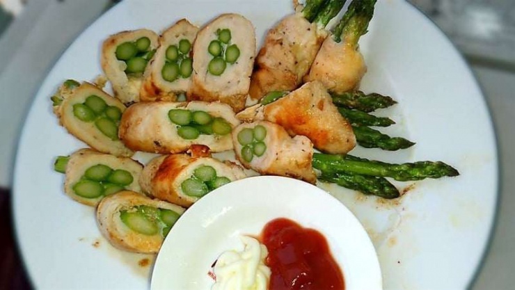 Gà cuộn măng tây với ức gà mềm, ngon, đậm đà gia vị kết hợp với măng tây giòn giòn vừa chín tới thơm ngon, lạ miệng mà lại dễ thực hiện. Món này ăn kèm với tương ớt và mayonnaise hoặc sốt phô mai để món ăn thêm hoàn hảo.