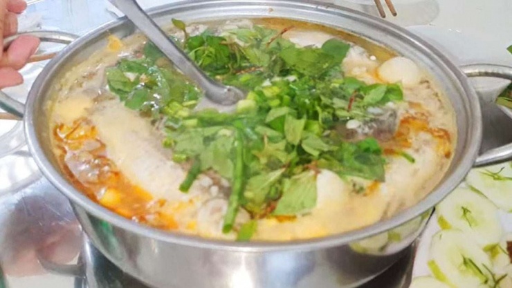 Cháo cá diếc rau răm lạ miệng, thơm ngon. Thịt cá diếc mềm ngọt, giàu chất dinh dưỡng.