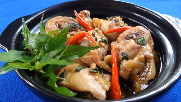 Món gà kho rau răm cực đơn giản. Ở món ăn này bạn có thể sử dụng bất cứ bộ phận nào của con gà để kho đều được, tuy nhiên đùi sẽ là phần thịt ngon nhất, giúp món kho của bạn thêm ngon hơn.