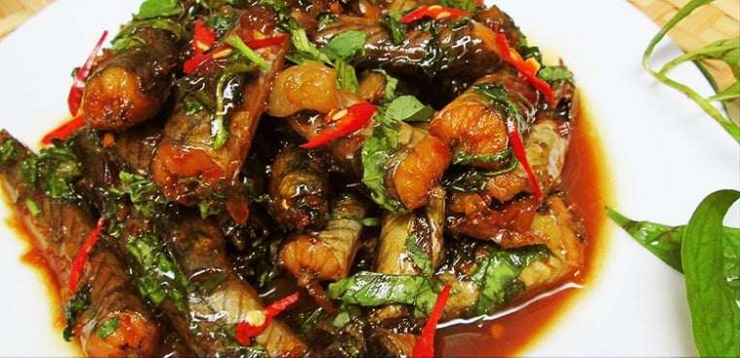 Cá kèo kho rau răm thơm ngon sẽ giúp thực đơn bữa tối nhà bạn thêm phần hấp dẫn. Thịt cá mềm và béo với vị mặn, ngọt vừa ăn, kết hợp với hương rau răm đặc trưng cùng vị cay của ớt và tiêu.