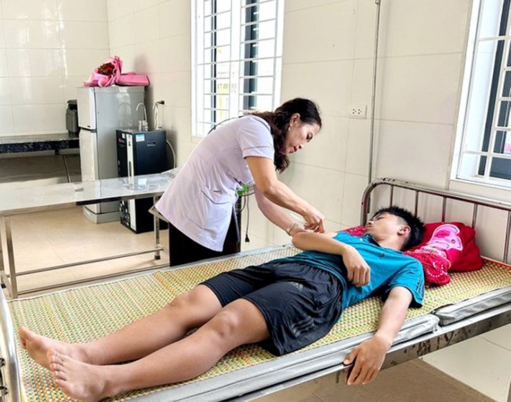 Nhờ được phát hiện kịp thời, nam sinh đã qua cơn nguy kịch.