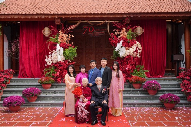 Vợ chồng cụ Cứ chụp ảnh kỷ niệm cùng gia đình người con trai thứ hai