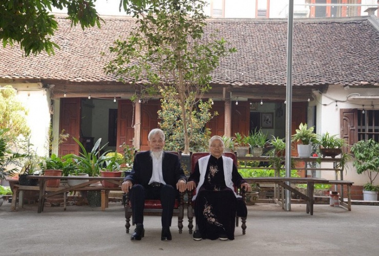 Vợ chồng cụ Cứ chụp ảnh kỷ niệm bên nhà thờ cũ 