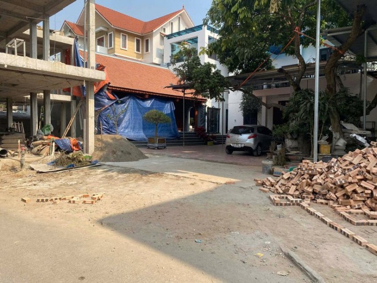 Căn nhà của 3 người con trai đang trong quá trình hoàn thiện. Căn nhà của người con trai út đã hoàn thành được 5 năm 