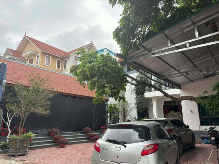 Nhà thờ tổ nằm ở vị trí trung tâm của khuôn viên 