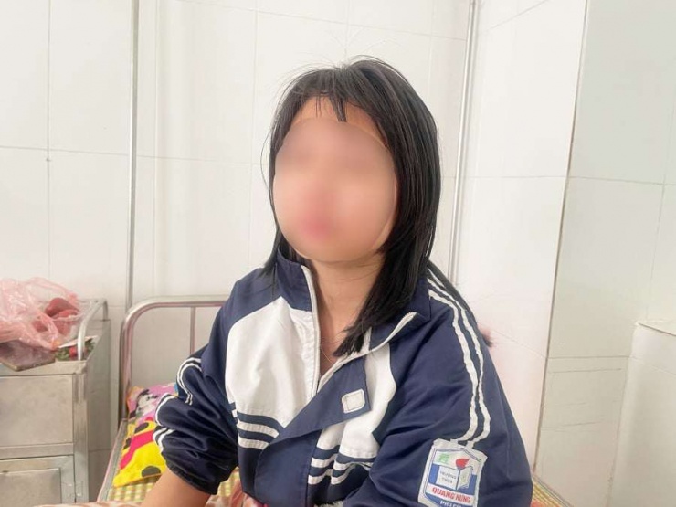 Em H. hiện đang được điều trị tại Bệnh viện Đa khoa tỉnh Hưng Yên. Ảnh: Gia Khiêm