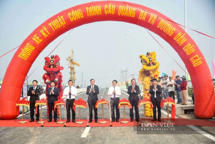 Cầu Quảng Đà thông xe kỹ thuật tháng 3/2025 nhưng đến nay chưa làm phần đường dẫn phía địa bàn thuộc Quảng Nam cũ. Ảnh: Viết Niệm