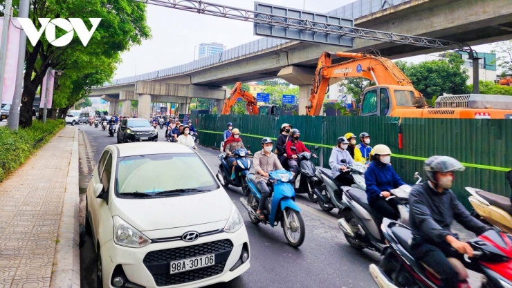 Ghi nhận trên đường Nguyễn Trãi, đoạn từ Royal City đến nút giao Nguyễn Trãi - Vũ Trọng Phụng (gần 800m), nhà thầu rào chắn cố định bằng rào từng phân đoạn 20-30m, bề rộng đào đường 4,6m, bề rộng rào chắn 5,6m để thi công cống hộp. Bề rộng mặt đường chiều từ Ngã Tư Sở đi Vành đai 3 còn lại khoảng 5-12m mỗi bên để phương tiện lưu thông.