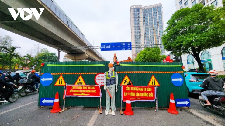 Đoạn từ cầu bộ hành phía trước Trường Đại học Khoa học xã hội và Nhân văn đến nút giao Nguyễn Trãi - Nguyễn Tuân (dài 149m) được rào chắn di động thi công cuốn chiếu từng phân đoạn 10m, bề rộng đào đường 2m, bề rộng rào chắn 3m. Bề rộng mặt đường còn lại khoảng 17-20m.