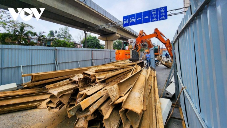 Đoạn từ nút giao Nguyễn Trãi - Vũ Trọng Phụng đến cầu bộ hành phía trước Trường Đại học Khoa học xã hội và Nhân văn (dài 317m), nhà thầu rào chắn di động, thi công cuốn chiếu theo từng phân đoạn dài 10m, rộng 4m. Bề rộng mặt đường còn lại khoảng 16-18m.