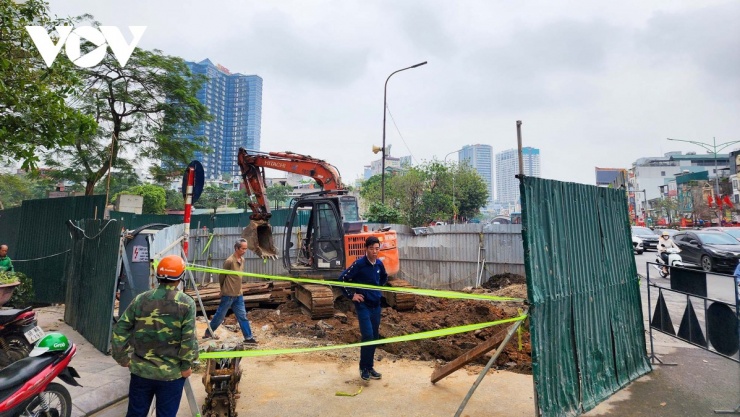 Trong sáng 18/3, bên trong lô cốt tại nút giao Nguyễn Trãi - Giáp Nhất, máy móc công nhân bắt đầu tiến hành thi công hối hả. 