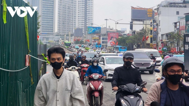 Theo phản ánh từ người dân, từ ngày 15, 16/3, nhiều vị trí trên đường Nguyễn Trãi (phường Thanh Xuân, TP Hà Nội) bị dựng rào chắn, gây ra tình trạng ùn ứ giao thông. Đặc biệt, vào giờ cao điểm áp lực giao thông tăng cao do lòng đường bị rào chắn khiến tình trạng giao thông bị ùn tắc cục bộ.