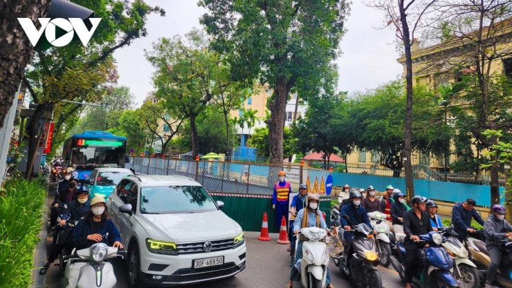 Tình trạng ùn ứ không chỉ xảy ra ở đường Nguyễn Trãi, mà tại đường Quang Trung (phường Cửa Nam, Hà Nội) cũng cùng chung hoàn cảnh. 