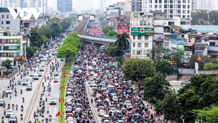 Ô tô, xe máy phải len lỏi qua những khoảng trống hẹp giữa các dải rào tôn và dòng phương tiện phía trước.