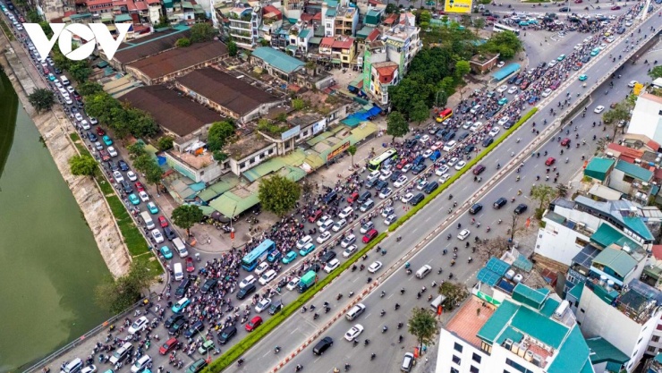 Dù lực lượng chức năng có mặt để phân luồng, song do lưu lượng phương tiện lớn, việc điều tiết vẫn gặp nhiều khó khăn.