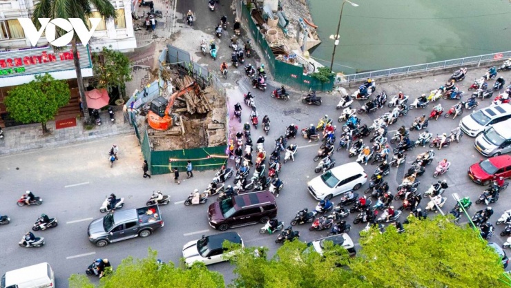 Người và phương tiện di chuyển những vị trí này gặp rất nhiều khó khăn, nhất là vào giờ cao điểm.