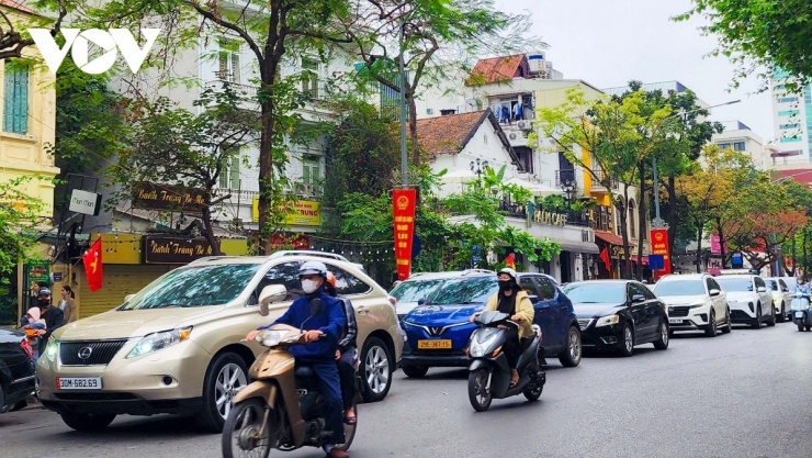 Ùn tắc kéo dài ở đường Quang Trung)