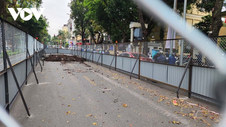 Ngoài Quang Trung, đường Lý Thường Kiệt (phường Cửa Nam) tổ chức rào chắn di động thi công cuốn chiếu bằng rào tôn kết hợp lưới B40 theo từng phân đoạn dài từ 5-10 m, bề rộng đào đường 3,3 m, bề rộng rào chắn 5m trên đường Lý Thường Kiệt (đào giữa tim đường đoạn từ nút giao Lý Thường Kiệt - Phan Bội Châu đến nút giao Lý Thường Kiệt - Quang Trung) để thi công tuyến cống hộp.