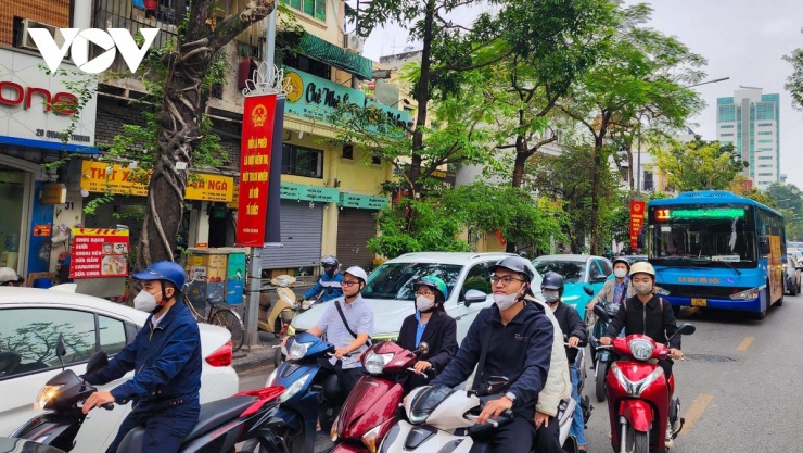 Ùn tắc kéo dài ở đường Quang Trung)