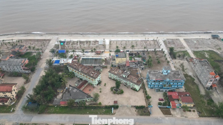 Ghi nhận tại Quất Lâm, dọc tuyến ven biển nhiều khách sạn, nhà nghỉ đóng cửa. Một số công trình xuống cấp sau thời gian dài không sử dụng, tường bong tróc, khuôn viên hoang hóa. Lượng khách du lịch ít, không còn cảnh đông đúc như những năm trước.