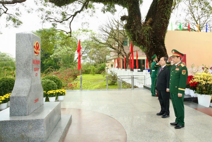 Đại tướng Phan Văn Giang, Ủy viên Bộ Chính trị, Phó Bí thư Quân ủy Trung ương, Bộ trưởng Bộ Quốc phòng chủ trì Lễ chào cột mốc 1369 (2) tại Cửa khẩu Quốc tế Móng Cái trước khi đón Bộ trưởng Bộ Quốc phòng Trung Quốc sang tham dự giao lưu.