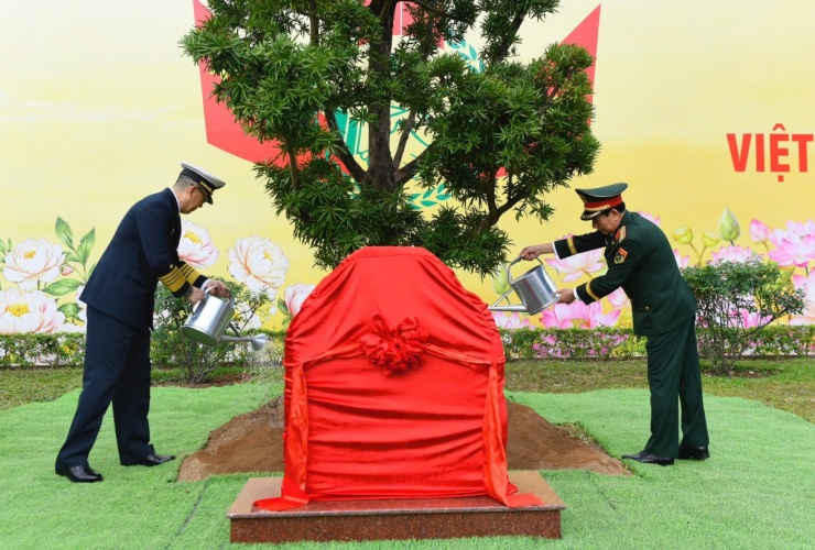 Hai Bộ trưởng đã cùng trồng cây hữu nghị trong khuôn viên Cửa khẩu Quốc tế Móng Cái.
