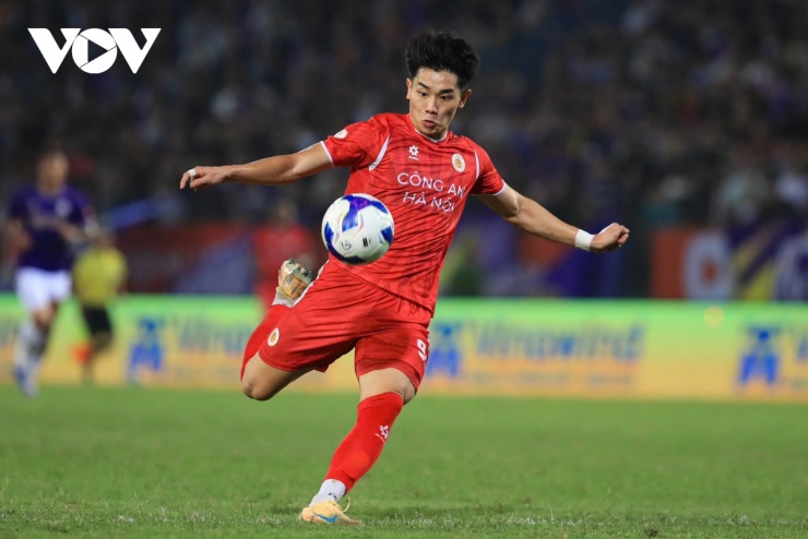 Tiền đạo Nguyễn Đình Bắc đã tỏa sáng rực rỡ khi U23 Việt Nam giành HCV SEA Games 33 và hạng ba U23 châu Á 2026. Dù đang chịu cơn khát bàn thắng ở V-League, nhưng Đình Bắc vẫn là nhân tố quan trọng giúp CLB CAHN đứng đầu bảng. Tuy nhiên, Đình Bắc đang chịu án treo giò từ AFC vì nhận thẻ đỏ trong trận tranh hạng ba U23 châu Á với U23 Hàn Quốc.