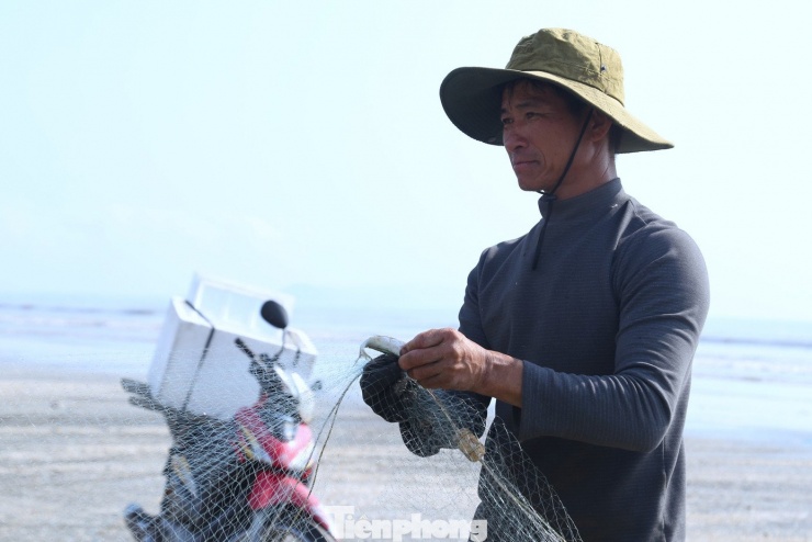 Ngư dân Đinh Tuân (49 tuổi, trú xóm Bắc Tiền Tiến, xã Hải Châu) vừa thoăn thoắt gỡ cá vừa kể, vợ chồng anh đã quen với nhịp sống “đi từ khi trời chưa sáng, về khi mặt trời lên cao”. Mỗi chuyến ra khơi kéo dài 3 - 4 tiếng, nhưng nếu gặp luồng cá, công sức bỏ ra được đền đáp xứng đáng. “Mỗi chuyến tốn thêm vài trăm nghìn tiền dầu, tiền kéo bè, nhưng vẫn phải đi. Không đi thì lấy chi nuôi con ăn học. Chuyến ni được hơn 2 tạ cá trích, trừ chi phí cũng còn hơn 1 triệu đồng”, anh Tuân chia sẻ.