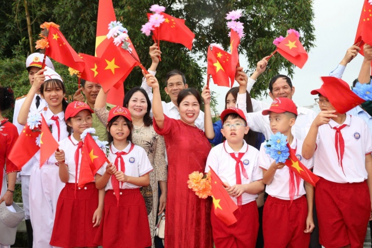 Dự lễ khởi công Trạm Y tế xã Hải Sơn; thăm Trường THPT Trần Phú; thăm Đồn Biên phòng Trà Cổ và có cuộc hội đàm quan trọng. 