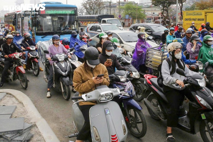 Chị Nguyễn Thị Lan (làm việc trên đường Giải Phóng) cho biết khu vực này thường xuyên ùn tắc, nhất là vào giờ cao điểm hoặc dịp cuối tuần. “Xe từ bến ra vào liên tục, lại thêm tàu hỏa chạy qua nên giao thông khá rối. Nếu có thêm cầu vượt để tách luồng thì chắc chắn sẽ đỡ áp lực hơn”, chị nói.