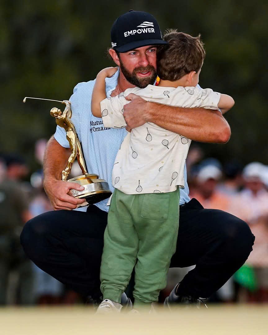 Young ăn mừng cùng con trai