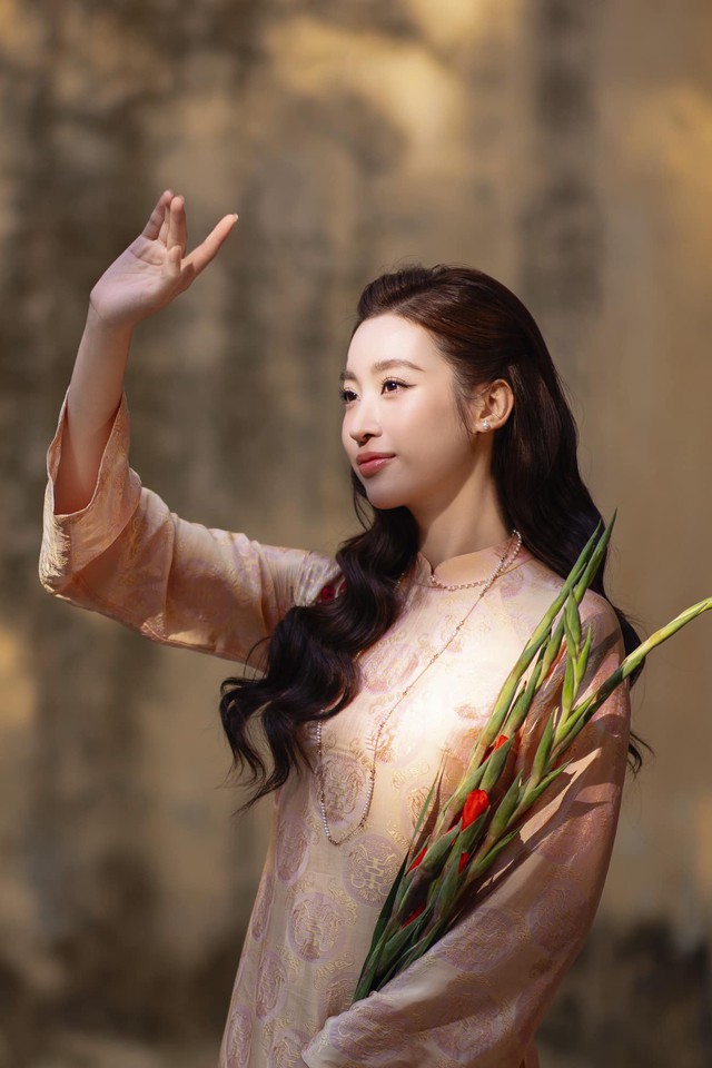  Lớp nền mỏng, trong suốt, màu son tươi tắn, nhấn nhẹ vào đôi mắt. Phong cách này không chỉ giúp cô trông trẻ trung hơn mà còn phù hợp với hình ảnh thanh lịch mà cô theo đuổi.