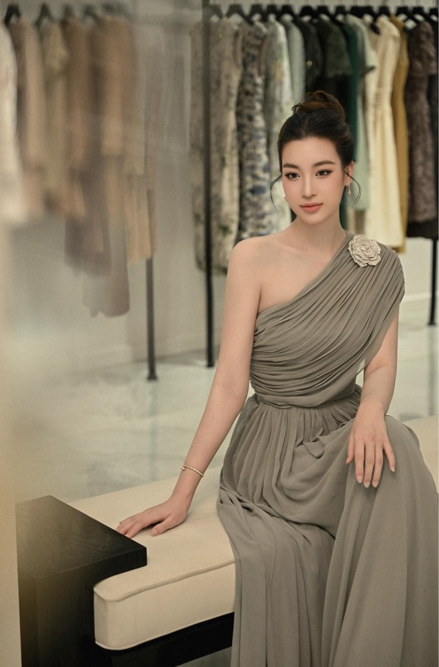 Cuối cùng, Hoa hậu Việt Nam 2016 giữ tinh thần tích cực. Một bí quyết quan trọng nhưng thường bị bỏ qua chính là tâm lý. Đỗ Mỹ Linh luôn giữ lối sống tích cực, tránh căng thẳng kéo dài. Theo cô, khi bạn vui vẻ và thoải mái, vẻ đẹp sẽ tự nhiên toát ra.