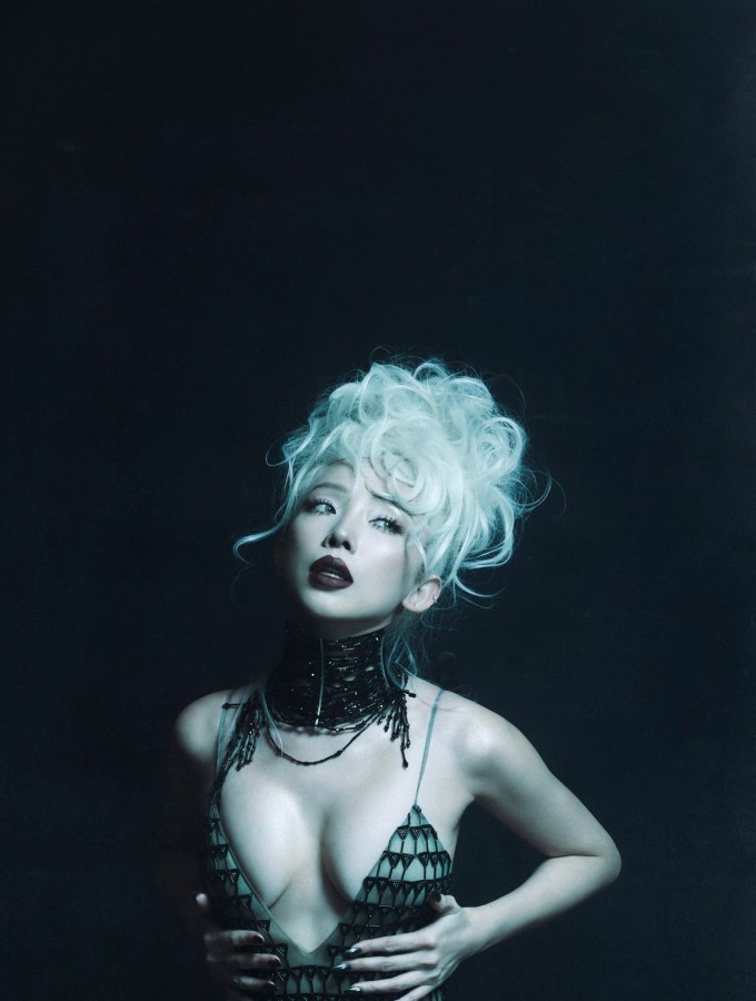 Ca sĩ chọn lối trang điểm ấn tượng, cá tính với tóc bạch kim, môi tô son đậm khi diện váy hai dây trễ nải trong bộ ảnh công bố hồi cuối tháng 1.