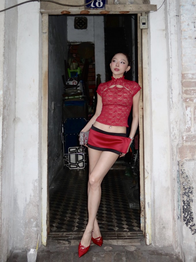 Khi đi cafe, dạo phố cùng bạn bè, cô cũng thường lựa chọn váy siêu ngắn, áo xuyên thấu tôn vòng một.