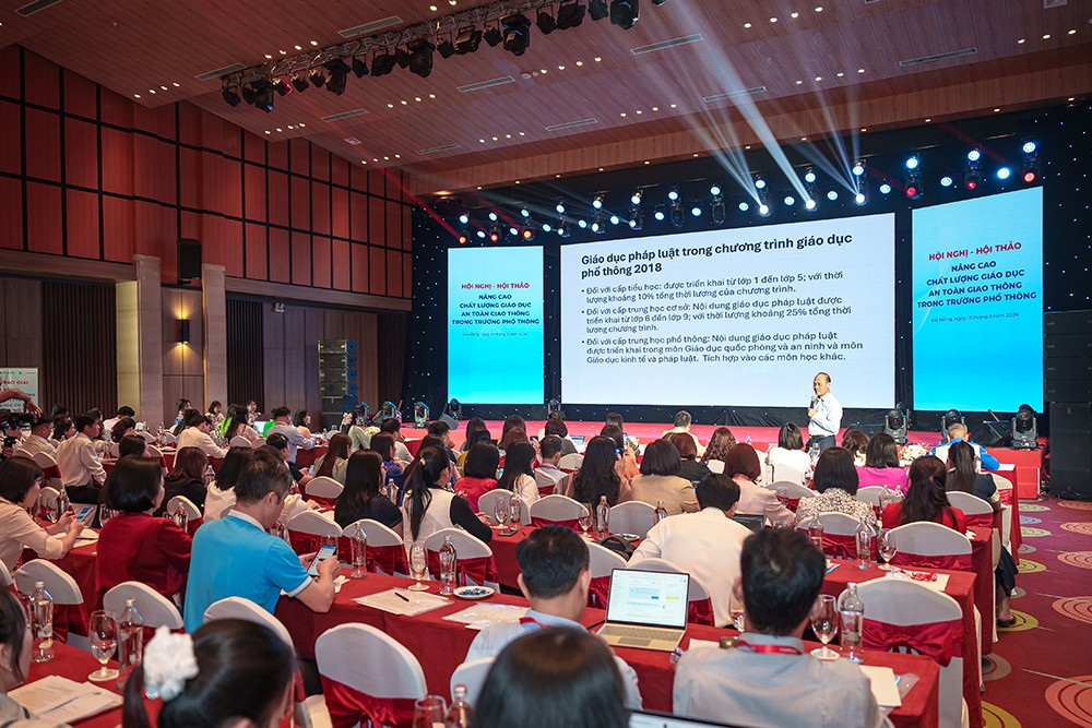 Ông Đỗ Anh Dũng - Vụ giáo dục Phổ thông, Bộ GD&ĐT báo cáo thực trạng giáo dục pháp luật về trật tự ATGT trong thời gian qua và định hướng tăng cường giáo dục trong thời gian tới