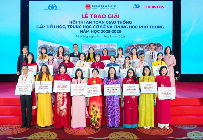 Các giáo viên nhận giải thưởng. 