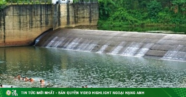 Đang livestream thì phát hiện, kịp thời cứu sống nam sinh đuối nước