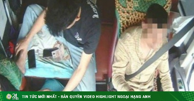 'Đánh cược' tính mạng hành khách, lái xe và phụ xe đánh bài khi xe chạy trên cao tốc