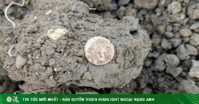 Dò kim loại, người đàn ông phát hiện kho báu quý giá trên cánh đồng