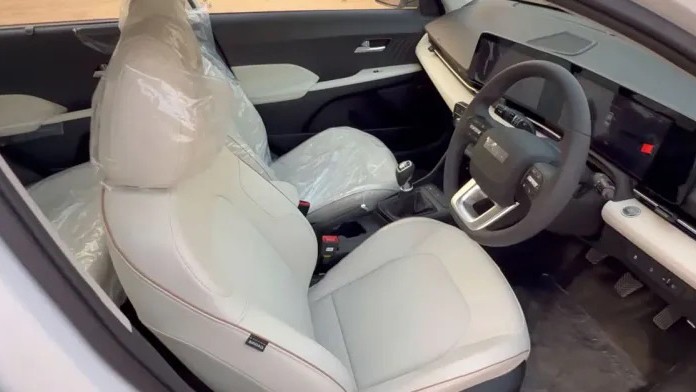 Khoang l&aacute;i cũng được n&acirc;ng cấp với ghế l&aacute;i chỉnh điện 8 hướng k&egrave;m chức năng nhớ vị tr&iacute;.