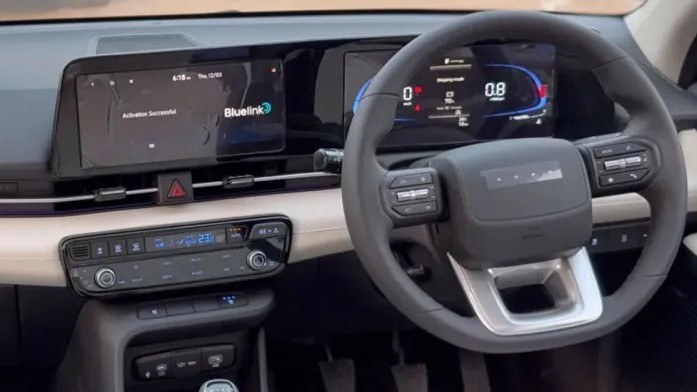 Hyundai Accent được trang bị m&agrave;n h&igrave;nh giải tr&iacute; trung t&acirc;m k&iacute;ch thước 10,25 inch.