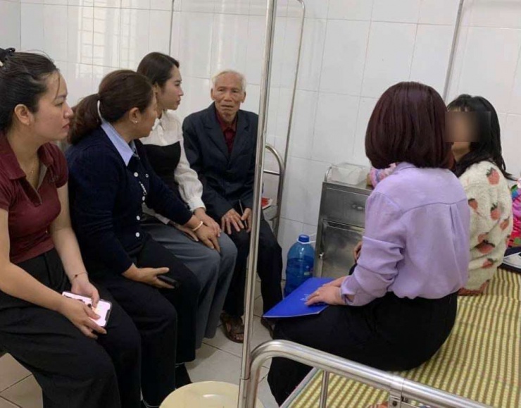 Lãnh đạo Sở GDĐT tỉnh Hưng Yên thăm hỏi tình hình sức khoẻ em H. sáng 18/3. Ảnh: Sở GDĐT tỉnh Hưng Yên