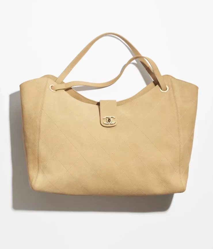 Lương Thùy Linh chọn túi Chanel dòng Maxi Shopping Bag, chất liệu da bê nubuck vân hạt. Mẫu túi có phom dáng rộng, điểm nhấn là chi tiết kim loại mạ vàng được nhà mốt bán với giá hơn 200 triệu đồng.