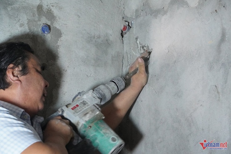 Anh khoan, sửa vị trí ống nước hư hỏng trong quá trình thi công