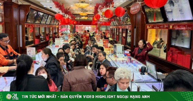 Giá vàng lao dốc, nên mua hay bán?