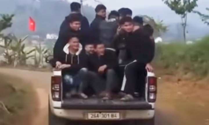 Hình ảnh xe bán tải chở khoảng 10 người trên thùng xe. (Ảnh chụp màn hình)