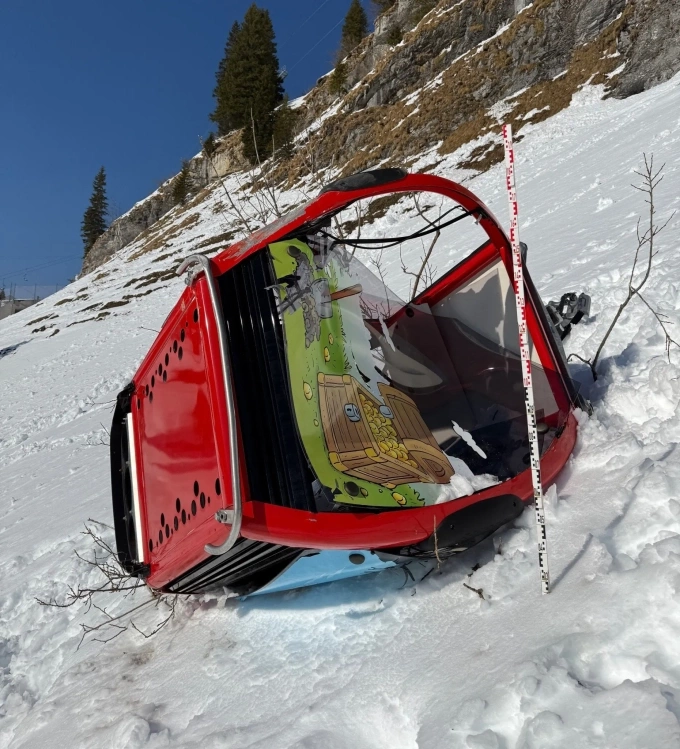 Chiếc cabin biến dạng sau khi rơi khỏi dây cáp, lăn xuống chân núi.