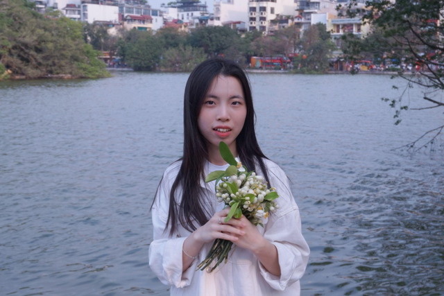 Khi hoa bưởi khoe sắc khắp phố, các bạn trẻ cũng tranh thủ check in lưu giữ kỳ niệm theo cách riêng của mình.